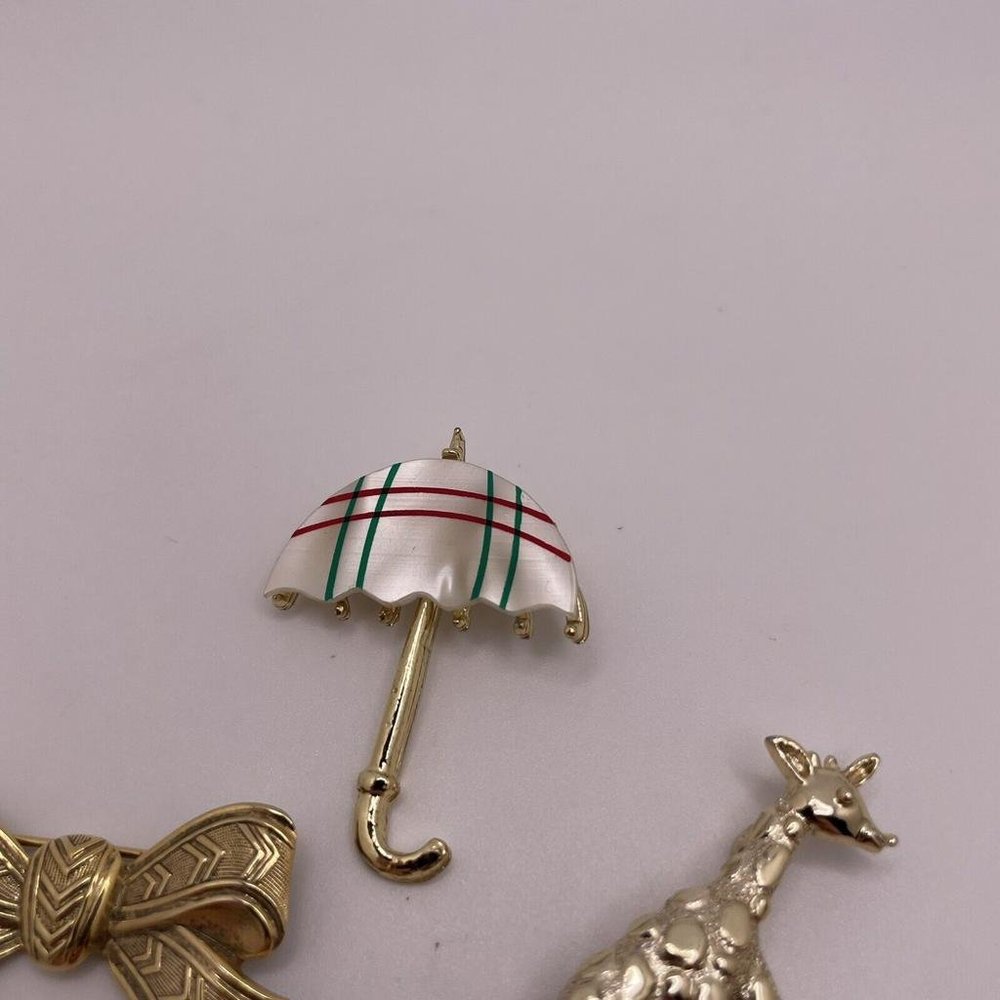 Lot Of 4 Women’s Gold Tone Brooch Pins Metal Bike, Giraffe, Umbrella, Bow - Picture 4 of 11